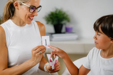 Anaokulu değerlendirme testinde çocuk numaralarını tanıma.