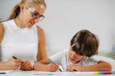 Anaokulu değerlendirme testinde çocuk boyama şekilleri.