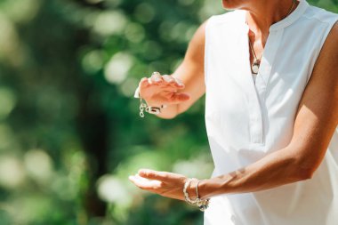Qigong Kadın Ustası Doğada Çin Dövüş Sanatları Uygulaması