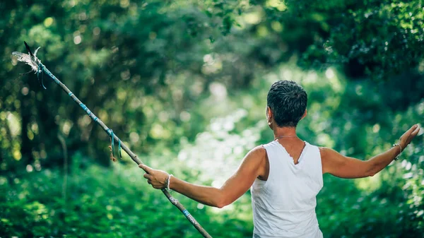 Kracht Van Natuur Activeren Een Attente Vrouw Van Het Activeren — Stockfoto