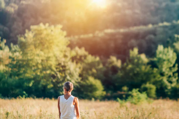 Abraçando Mulher Mente Luz Aproveitando Natureza Abraçando Luz Positiva — Fotografia de Stock