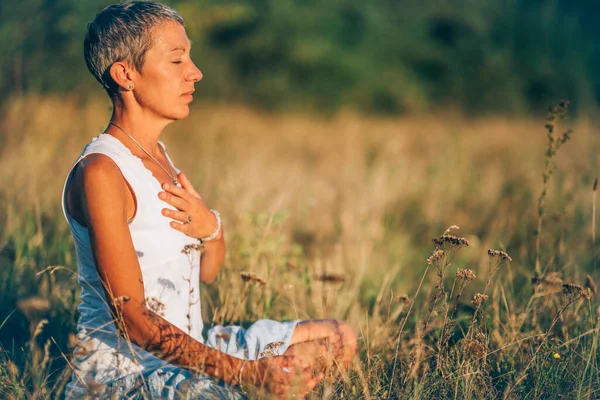 Meditazione Energetica Positiva Donna Memore Che Medita All Aperto Assorbendo — Foto Stock