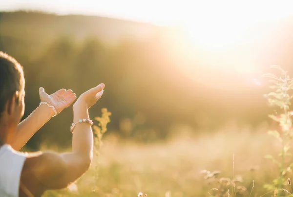 Meditando Livre Conectando Com Luz Fazer Gesto Direção Sol Abraçando — Fotografia de Stock