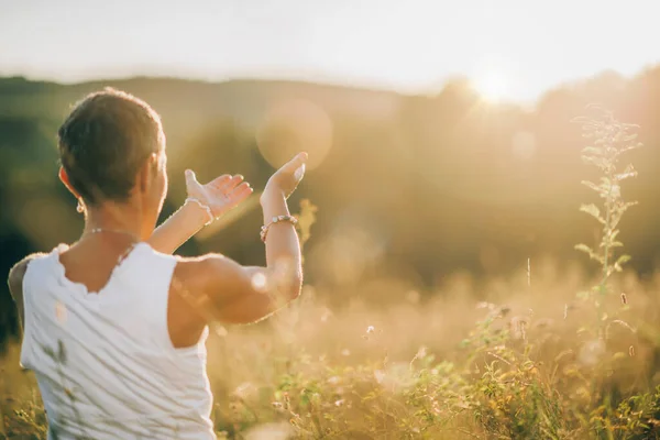 Meditando Livre Conectando Com Luz Fazer Gesto Direção Sol Abraçando — Fotografia de Stock