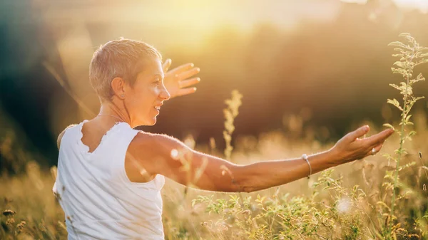Positiver Sonnenschein Achtsame Frau Genießt Sonnenlicht Umarmt Das Positive Gefühl — Stockfoto