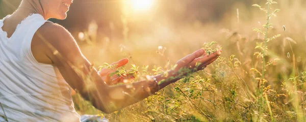 Energiearbeit Und Achtsamkeitstraining Positive Energie Aus Sonnenstrahlen Annehmen — Stockfoto