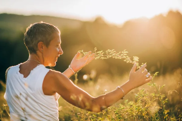 自然とのコミュニケーション 植物に触れ 自然のエネルギーを感じ 触覚体験を楽しむ平和な女性 — ストック写真