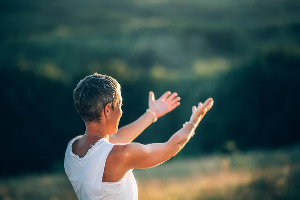 Aufklärung Eine Achtsame Frau Mit Offenen Armen Die Positive Spirituelle — Stockfoto