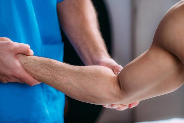 Massagem Desportiva Fisioterapia Fisioterapeuta Tratando Braço Homem — Fotografia de Stock