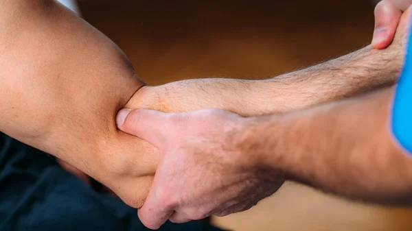 Massagem Desportiva Fisioterapia Fisioterapeuta Tratando Braço Homem — Fotografia de Stock