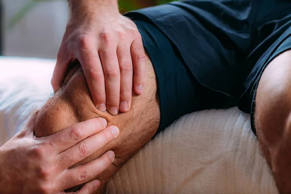 膝关节运动按摩理疗 理疗师按摩受伤的膝盖 运动伤害治疗 — 图库照片