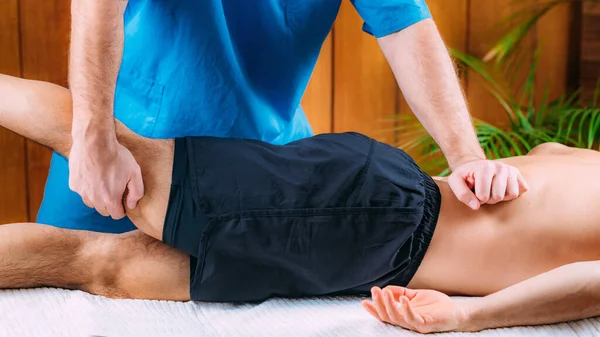 Diskus Hernia Manuell Massage Behandling Sjukgymnast Masserar Nedre Delen Ryggen — Stockfoto