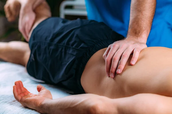 Diskushernie Manuelle Massage Behandlung Physiotherapeut Massiert Unteren Rücken — Stockfoto