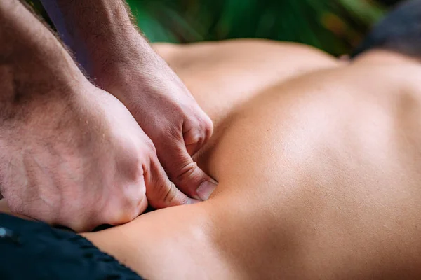 Diskushernie Manuelle Massage Behandlung Physiotherapeut Massiert Unteren Rücken — Stockfoto