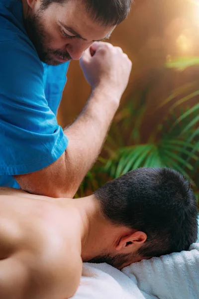 肩叶或肩胛骨的物理治疗 理疗师按摩病人肩膀 运动伤害治疗 — 图库照片
