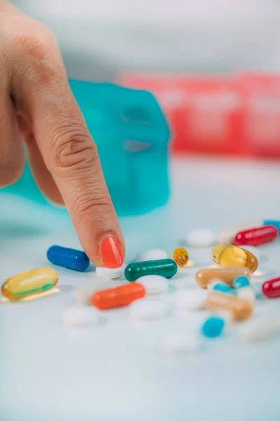 Πρόβλημα Πολυφαρμακείου Μεγάλη Ποσότητα Φαρμάκων Έξω Από Ένα Μπουκάλι — Φωτογραφία Αρχείου
