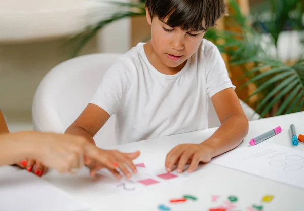 Child Recognizing Shapes Preschool Assessment Test — Stock Photo, Image