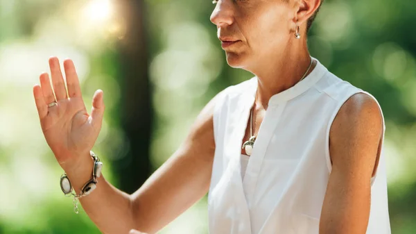 Frau Praktiziert Gong Wald — Stockfoto