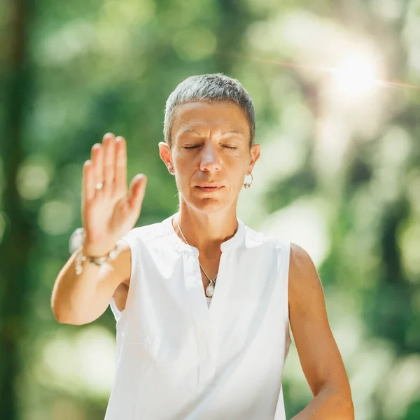 Gong Expertin Macht Qigong Übungen Freien Chi Oder Energie Körper — Stockfoto