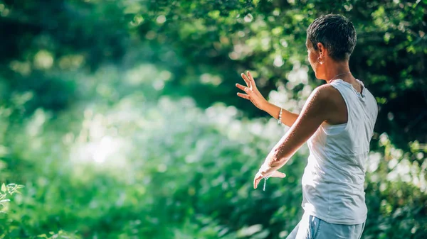 Equilíbrio Com Natureza Prática Consciente Dar Receber Energia Através Natureza — Fotografia de Stock