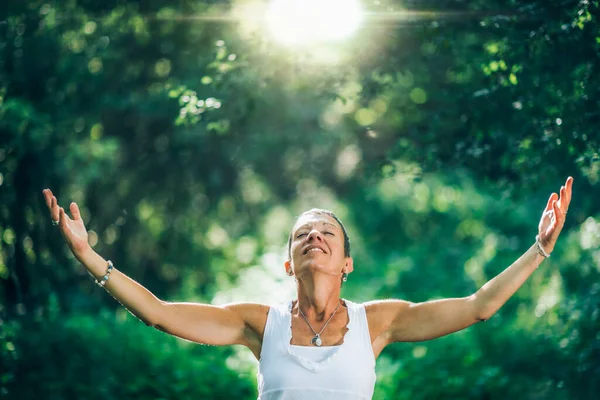 Mindfulness Naturaleza Una Mujer Positiva Mediana Edad Con Los Brazos —  Fotos de Stock