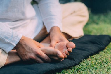Reiki 'nin elleri kendi kendini tedavi ediyor. Enerji iyileştirme kavramı