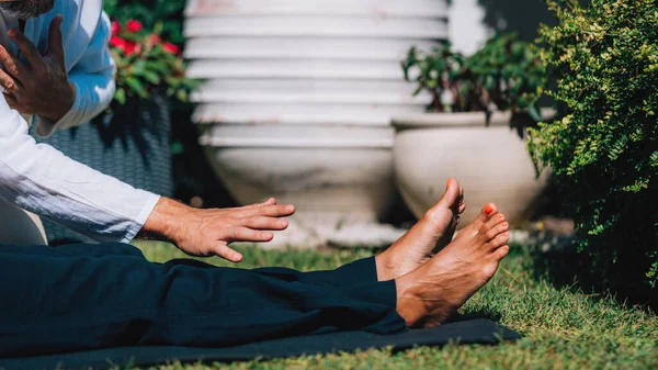 霊気療法士の手を癒し 足のエネルギーポイントのバランスをとる エネルギー治癒の概念 — ストック写真