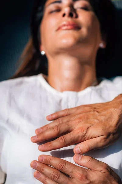 Vrouw Reiki Spirituele Heling Sessie Reiki Therapeut Houdt Handen Boven — Stockfoto