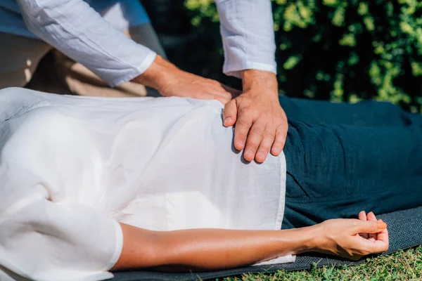 レイキ治療 セラピストは女性の胃の上に手をつないで霊気エネルギー治癒治療を行っています 代替療法の概念 — ストック写真