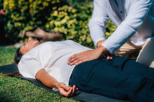 レイキ治療 セラピストは女性の胃の上に手をつないで霊気エネルギー治癒治療を行っています 代替療法の概念 — ストック写真