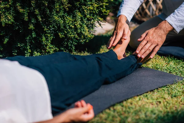 霊気療法士の手を癒し 足のエネルギーポイントのバランスをとる エネルギー治癒の概念 — ストック写真