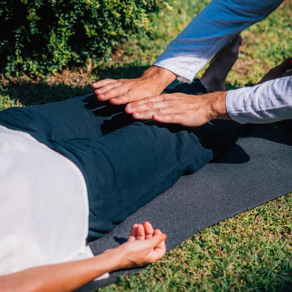 灵气治疗师的手可以治疗和平衡足部的能量点 能源愈合概念 — 图库照片