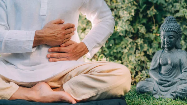 Terapista Maschio Che Esegue Terapia Reiki Auto Trattamento Tenendosi Mano — Foto Stock