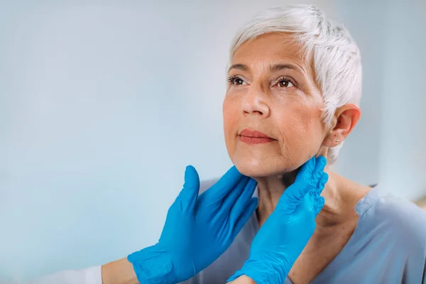 Endocrinology Doctor Examining Senior Woman Thyroid Gland Disease Symptoms — Stock Photo, Image