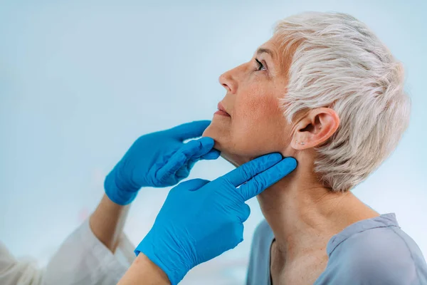 Endocrinologista Examinando Uma Mulher Idosa Com Problemas Glândula Tireóide Uma — Fotografia de Stock
