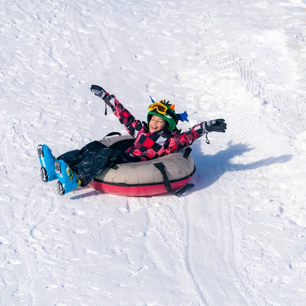 Muchacho Trineo Abajo Colina Tubo Nieve — Foto de Stock