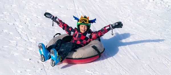 Boy Sledding Hill Snow Tube — Fotografia de Stock