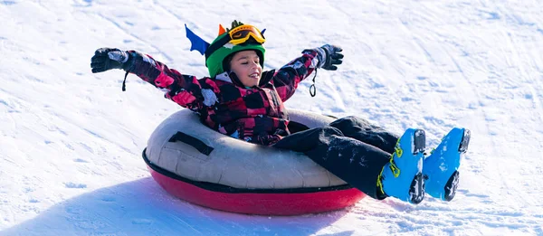 男の子持って楽しいですオンA雪のチューブ — ストック写真