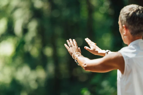 Vrouw Die Tai Chi Chuan Buiten Oefent Close Handpositie — Stockfoto