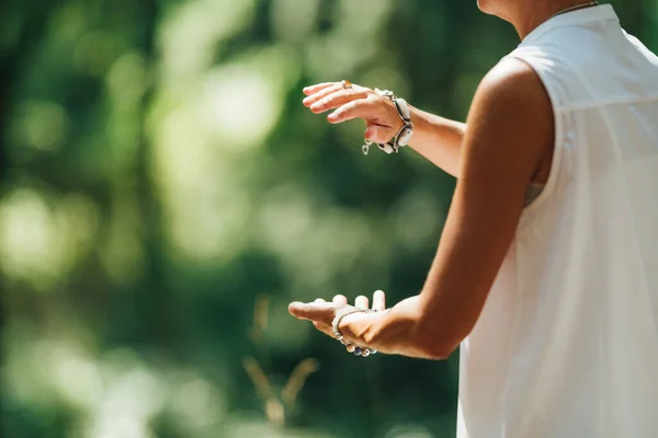 Tai Chi Nature Mulher Madura Exercitando Tai Chi Natureza Close — Fotografia de Stock