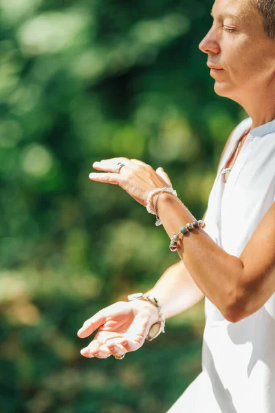 Tai Chi Naturaleza Mujer Madura Haciendo Ejercicio Tai Chi Naturaleza —  Fotos de Stock