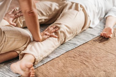 Thai Acupressure Masaj - Diz ağrısı tedavisi. Geleneksel Tayland masajı yapan bayan müşteri diz aküpres tekniklerini seviyor.