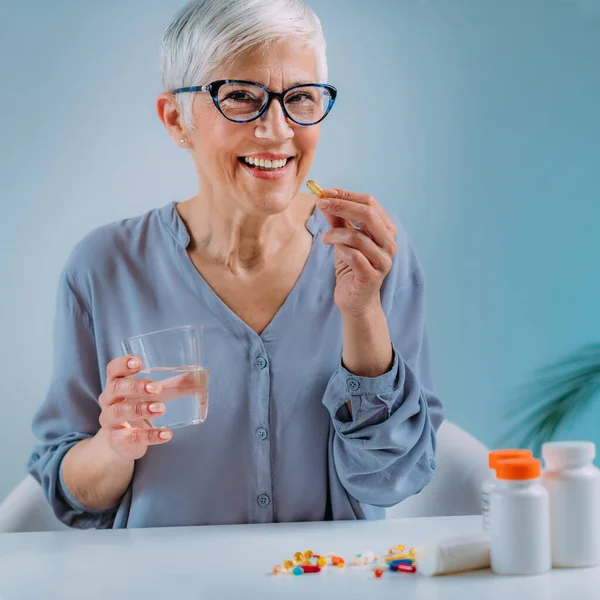 Mujer Mayor Tomando Omega Epa Dha Suplementos —  Fotos de Stock