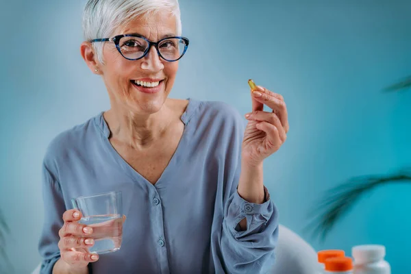 Mujer Mayor Tomando Omega Epa Dha Suplementos —  Fotos de Stock
