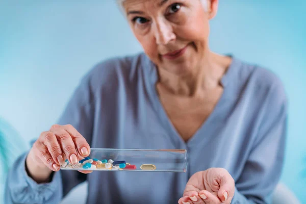 Suplementação Mulher Idosa Segurando Uma Miríade Suplementos Vitamínicos Minerais Sua — Fotografia de Stock