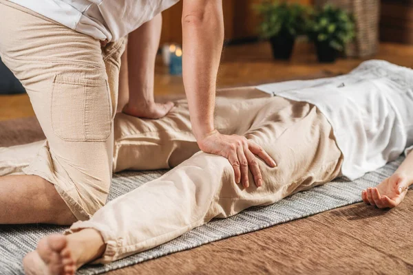 Thai Acupressure Massage Tratamento Dor Joelho Cliente Feminino Desfrutando Técnicas — Fotografia de Stock