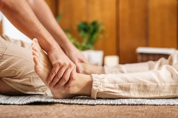泰式身体放松按摩 按摩师做传统泰式腿按摩 女病人在温泉疗养中心 — 图库照片