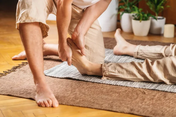Massagem Tailandês Reflexologia Masseur Estimulando Linhas Energia Tornozelo Rotativo Torção — Fotografia de Stock