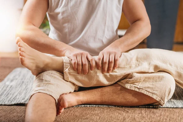 Massagem Relaxante Corporal Tailandesa Massagista Fazendo Uma Massagem Tradicional Perna — Fotografia de Stock