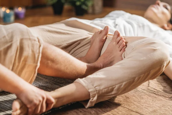 Thaise Full Body Massage Hip Stretching Thaise Massage Mannelijke Beoefenaar — Stockfoto